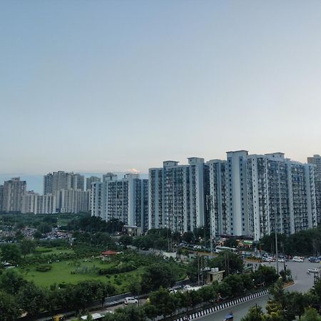 The Forest Stays-Luxury Studio Apartment In โนอิดา ภายนอก รูปภาพ