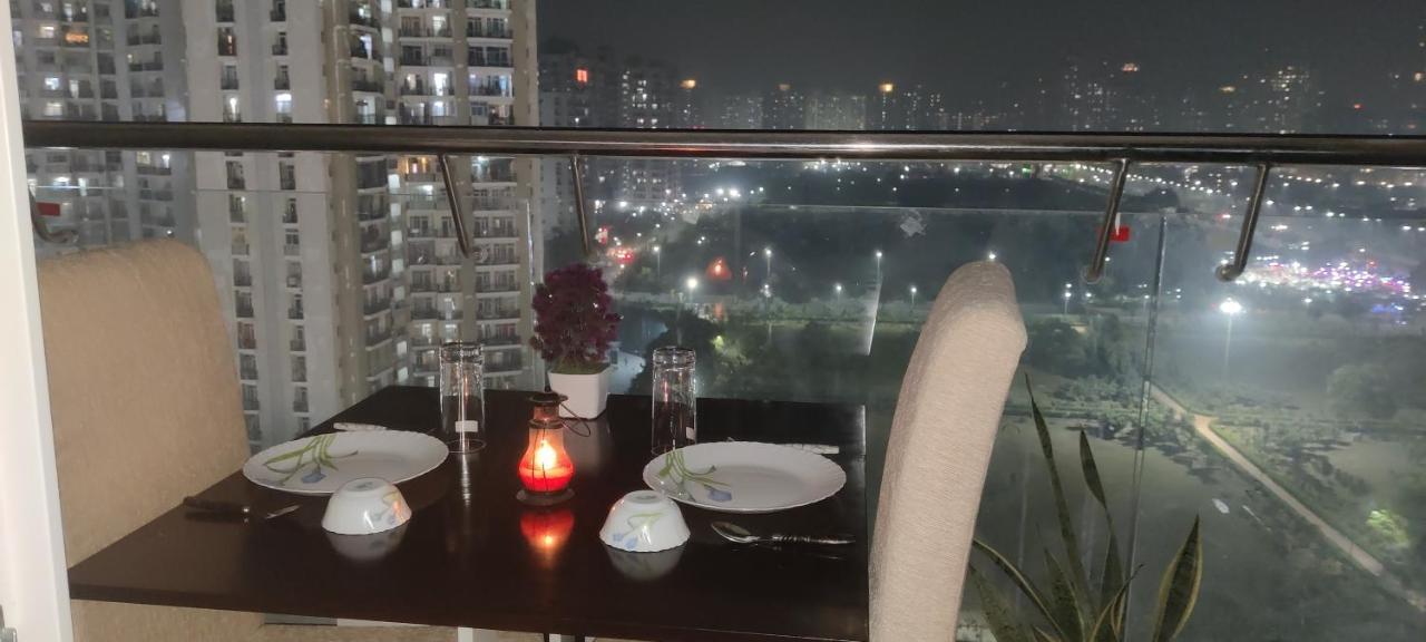 The Forest Stays-Luxury Studio Apartment In โนอิดา ภายนอก รูปภาพ