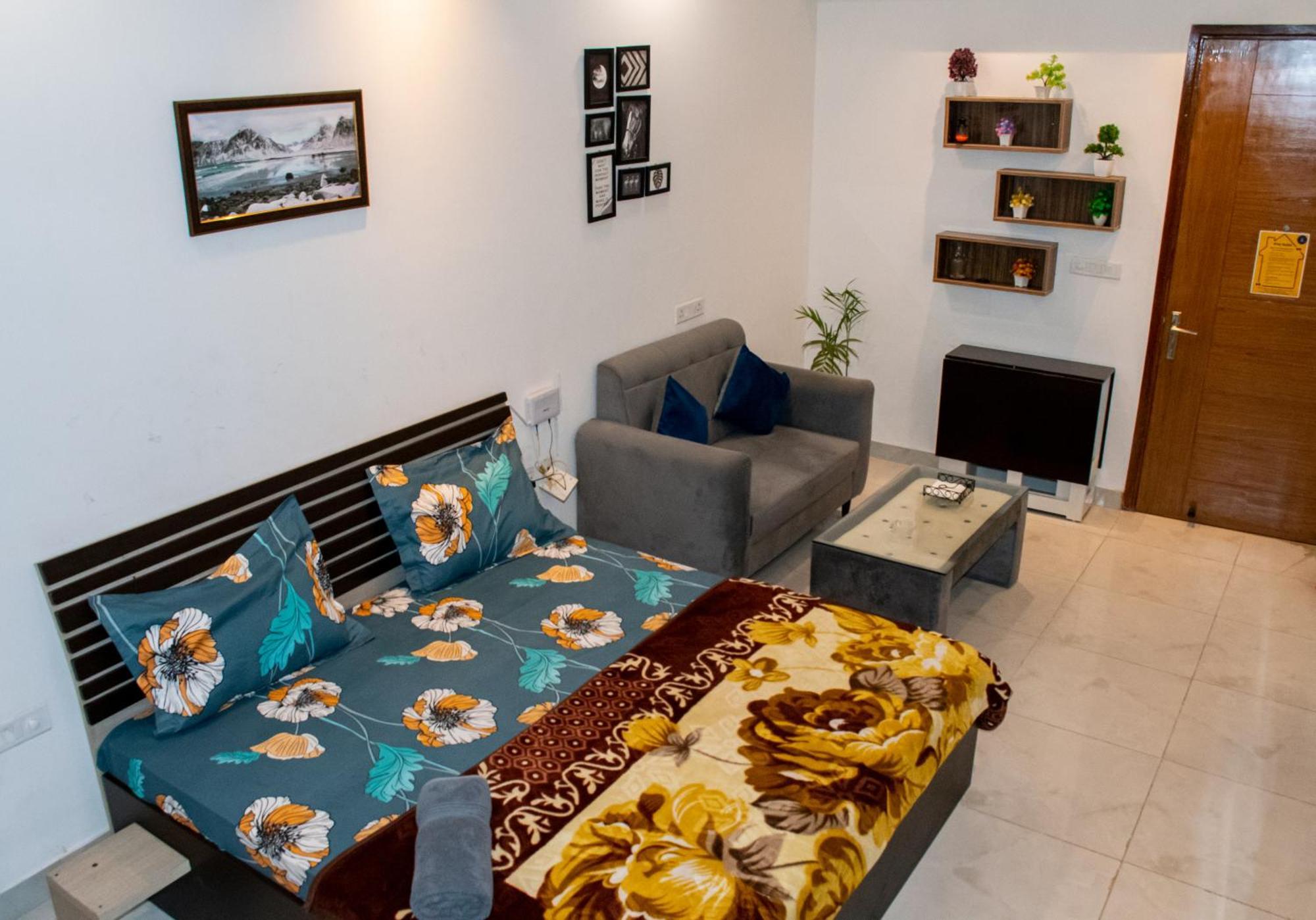 The Forest Stays-Luxury Studio Apartment In โนอิดา ภายนอก รูปภาพ